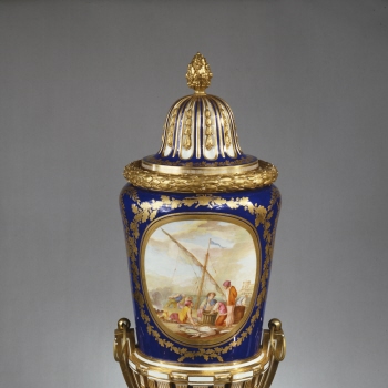 Vase 'chinois' or 'à pied de globe' of the first size