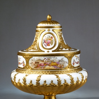 Possibly vase 'royal ovale'