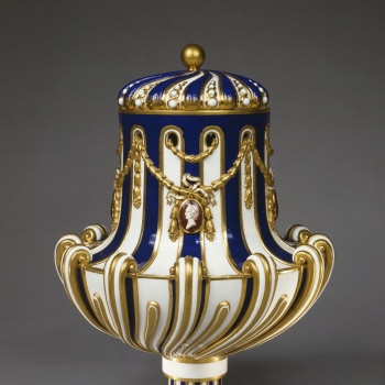 Possibly vase 'de milieu torses' or 'à gauderons torses' of the first size