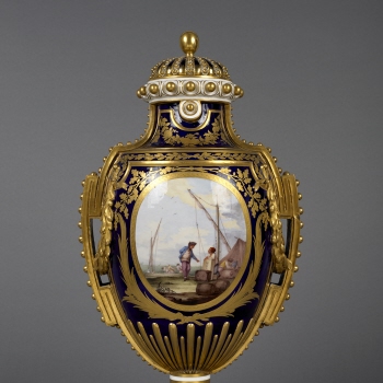 Vase 'à panneaux' or 'à perles' of the first size
