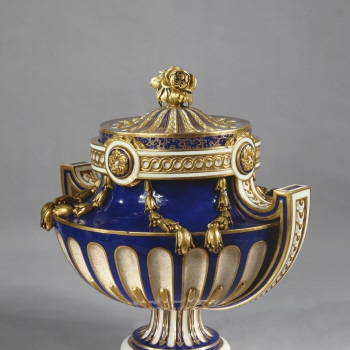 Possibly vase 'à festons' or 'grec et à guirlandes'