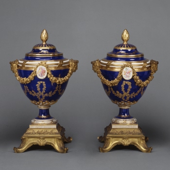 Possibly vase 'd'urne antique à feuillages'
